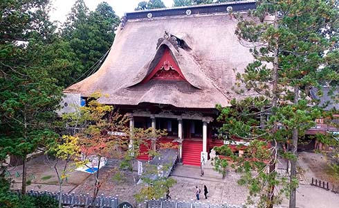 石段詣の前後には、三神合祭殿で参拝をしましょう